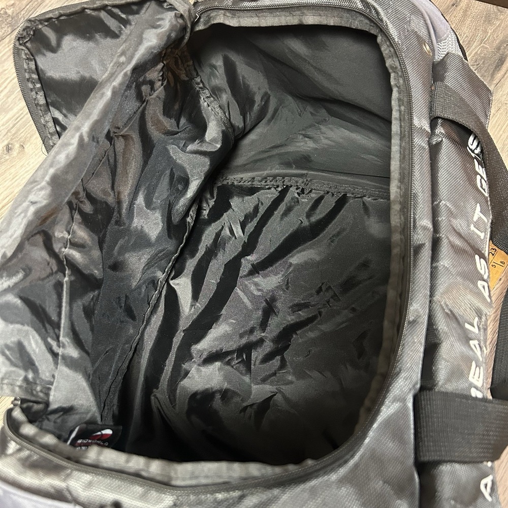 2007 Authentic UFC Ultimate Fighting Championship Large Gym/Duffle Bag - Picture 9 of 10